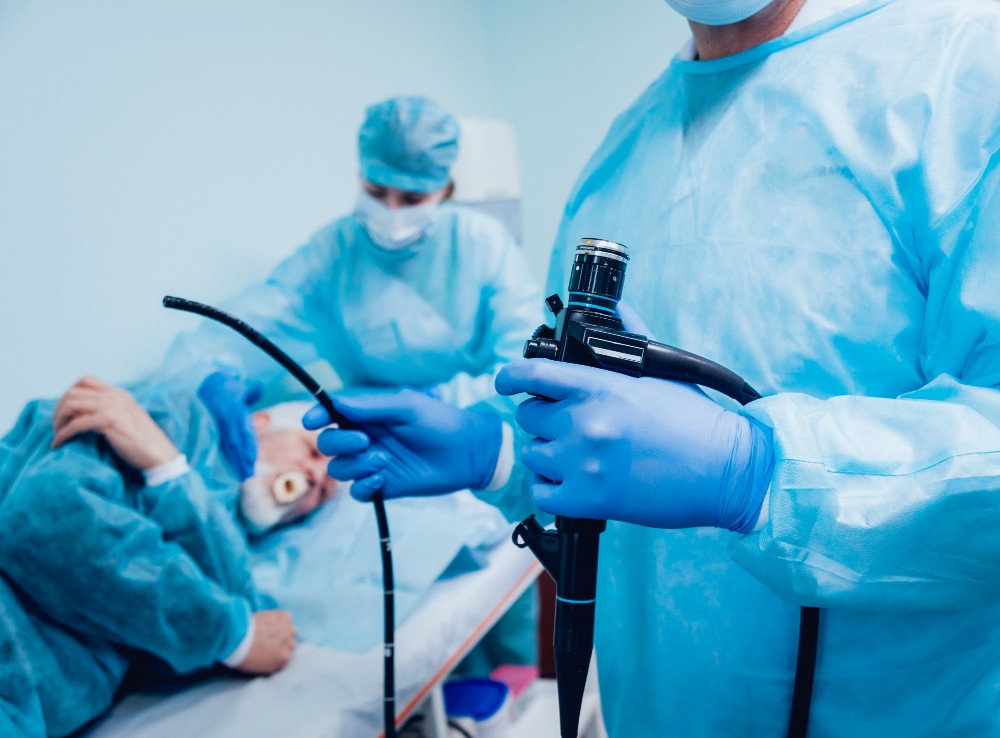 Médico realizando colonoscopia em clínica de Maringá